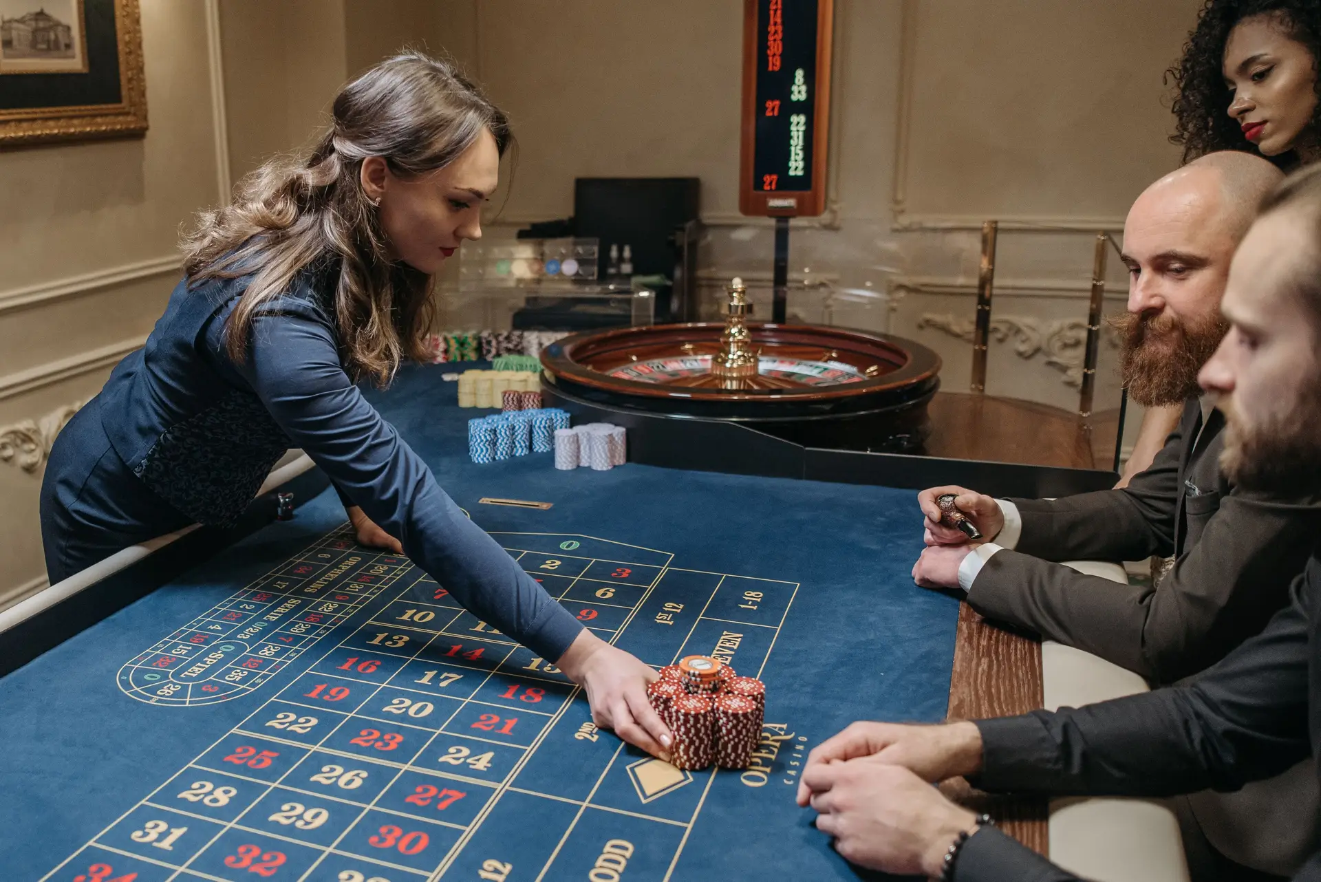 Professionelles Personal am Spieltisch